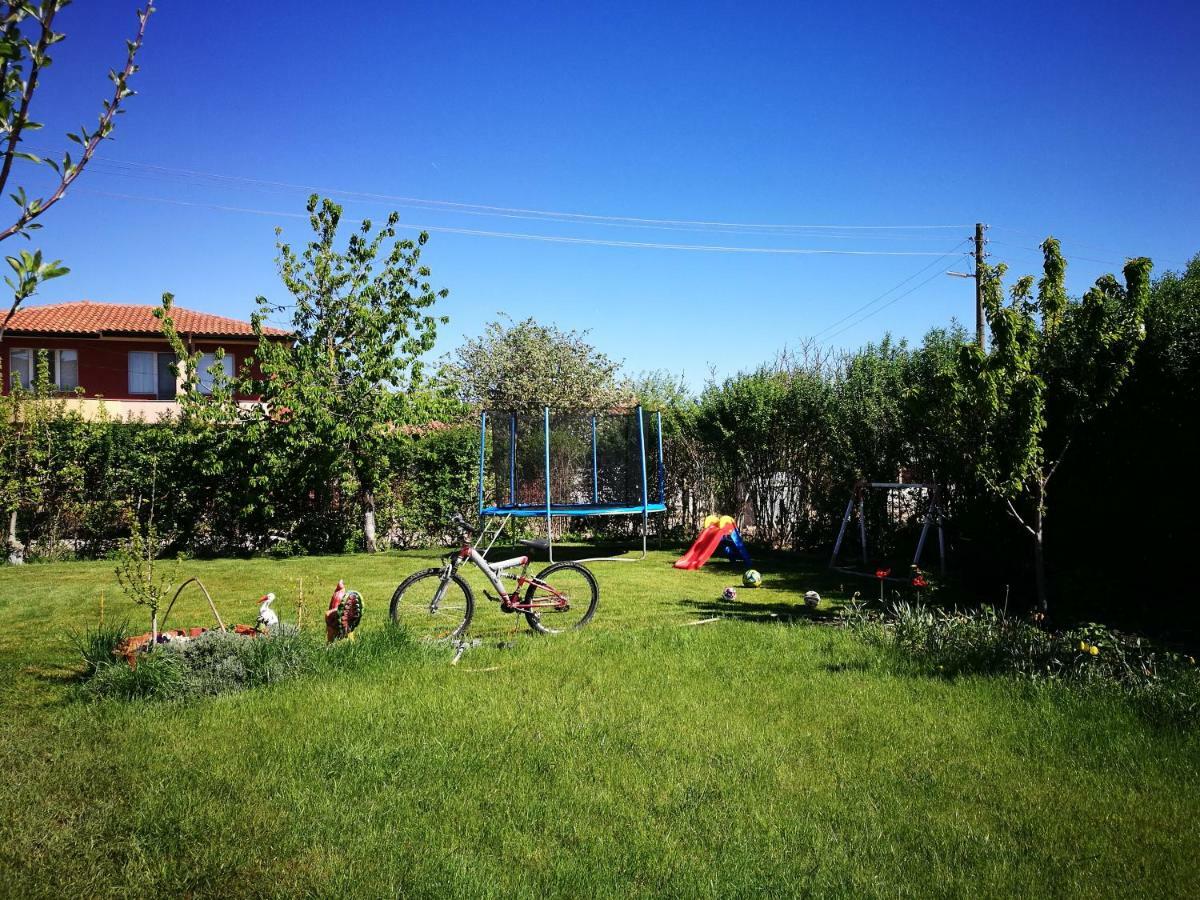 Guest House Ezerets Екстер'єр фото